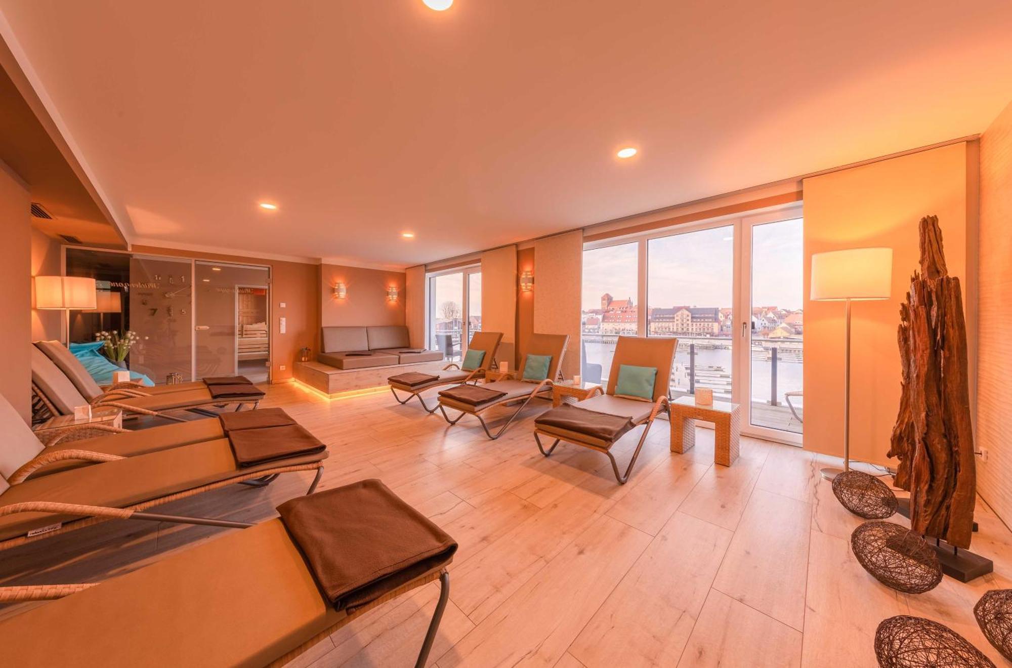 Mueritz Utkiek - Apartment Mit Seeblick & Balkon In Der Hafenresidenz Waren  Exterior photo