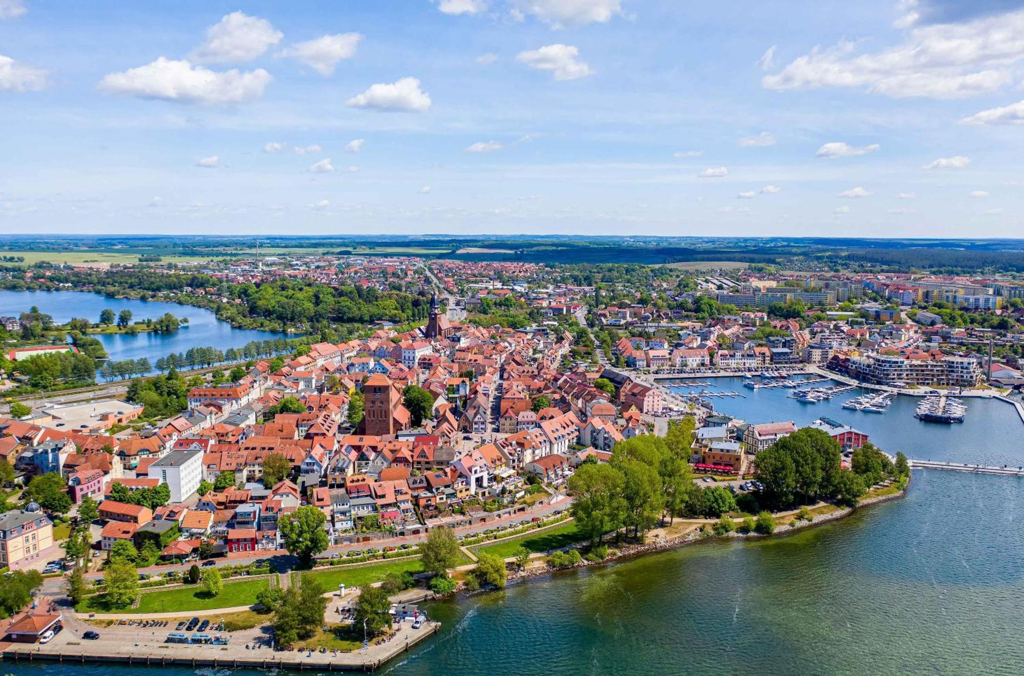 Mueritz Utkiek - Apartment Mit Seeblick & Balkon In Der Hafenresidenz Waren  Exterior photo